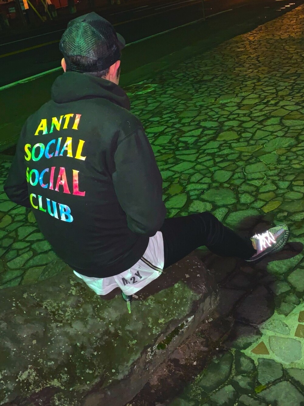 「お洒落さんとつながりたい、ootd、ストリートコーデ、パーカー、冬コーデ、インスタやってます、yeezyboost、YeezyBoost350、mastermind JAPAN、roar」｜「ANTI SOCIAL SOCIAL CLUBのアイテム（スウェット、ブラック系）」を使った、morimasa0527さん（メンズ・175cm）の冬コーディネートの1枚目の写真
