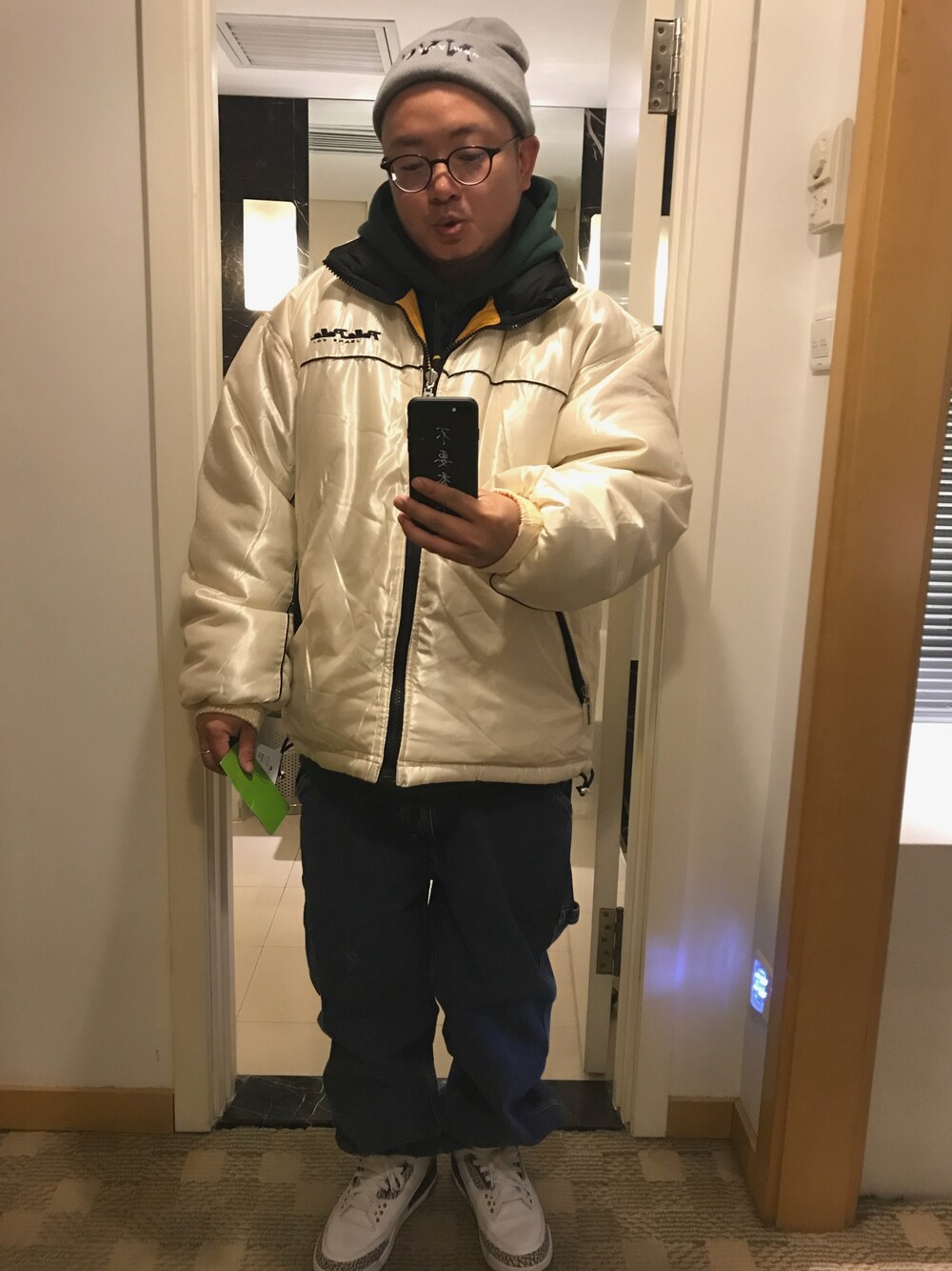 「Harbin」｜「PellePelle Jeansのアイテム（ダウンジャケット/コート、ホワイト系）」を使った、沈碩-Chrisさん（メンズ・172cm）の秋コーディネートの1枚目の写真
