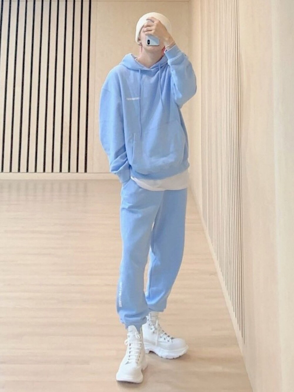 「yeonjun、txt」｜「InstantFunkのアイテム（スウェットパンツ、ブルー系）」を使った、renkonさん（メンズ・182cm）の春コーディネートの1枚目の写真