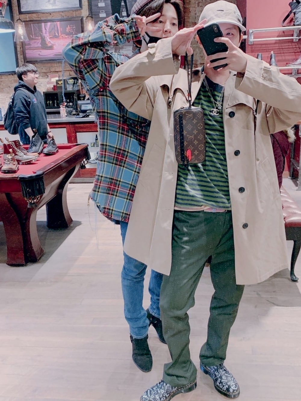 「BTS、jimin、jhope」｜「LOUIS VUITTONのvolga clutch（クラッチバッグ、ブラウン系）」を使った、renkonさん（メンズ・177cm）の春コーディネートの1枚目の写真