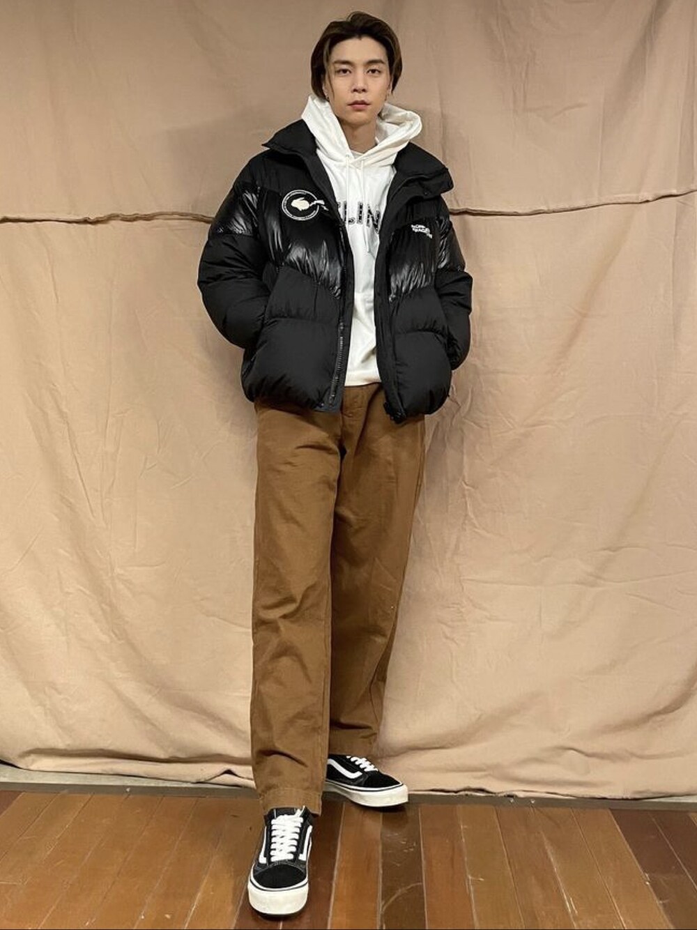「jonny、NCT127」｜「MONCLERのblain（ダウンジャケット/コート、ブラック系）」を使った、renkonさん（メンズ・185cm）の春コーディネートの1枚目の写真