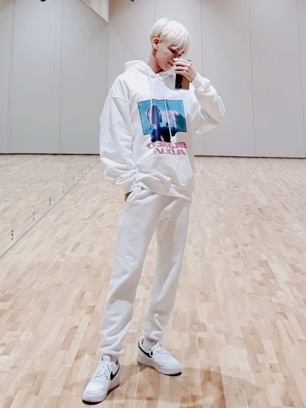 「TAEHYUN、TXT」｜「buried alive-ba× ADVLのアイテム（パーカー、ホワイト系）」を使った、renkonさん（メンズ・177cm）の春コーディネートの1枚目の写真
