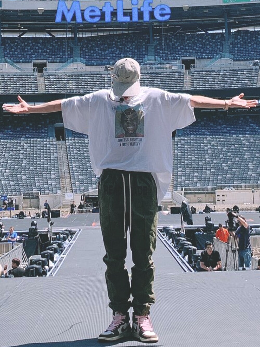「READYMADE、jhope、BTS」｜「READY MADE × Travis Scottのcactus jack tee（Tシャツ/カットソー、ホワイト系）」を使った、renkonさん（メンズ・176cm）の春コーディネートの1枚目の写真