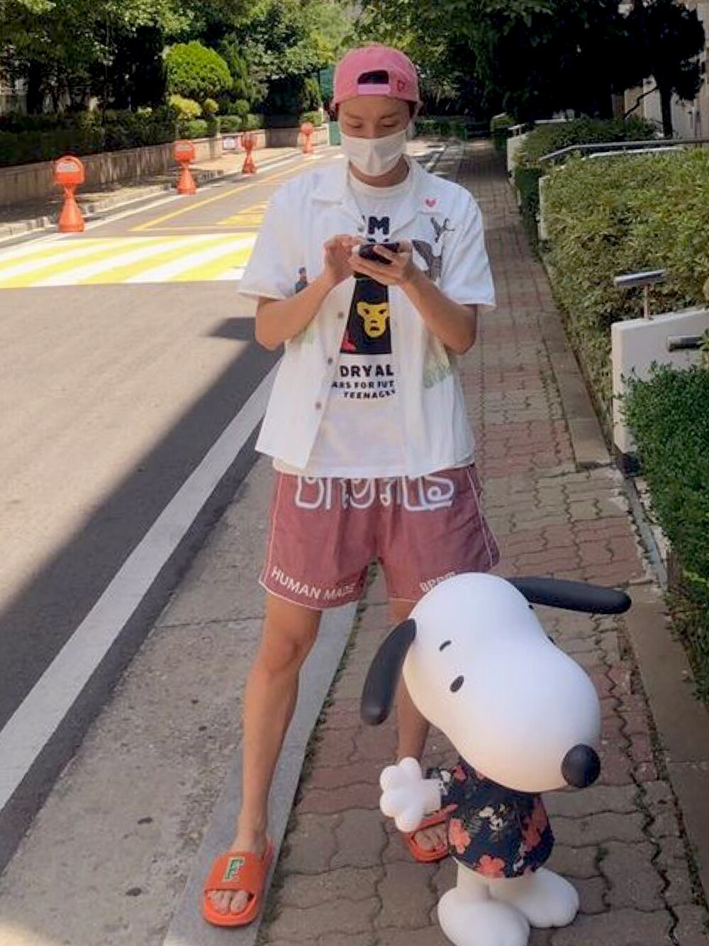 「jhope、BTS、コーデュロイキャップ、ハーフパンツ」｜「HUMAN MADEの横須賀シャツ（シャツ/ブラウス、ホワイト系）」を使った、renkonさん（メンズ・176cm）の春コーディネートの1枚目の写真