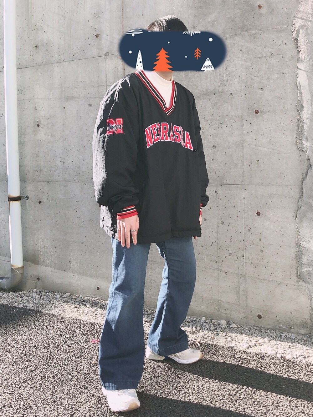 ホワイト系のトップス、ブラック系のトップス、ブルー系のデニムパンツを着用したメンズの冬コーディネートの1枚目の写真