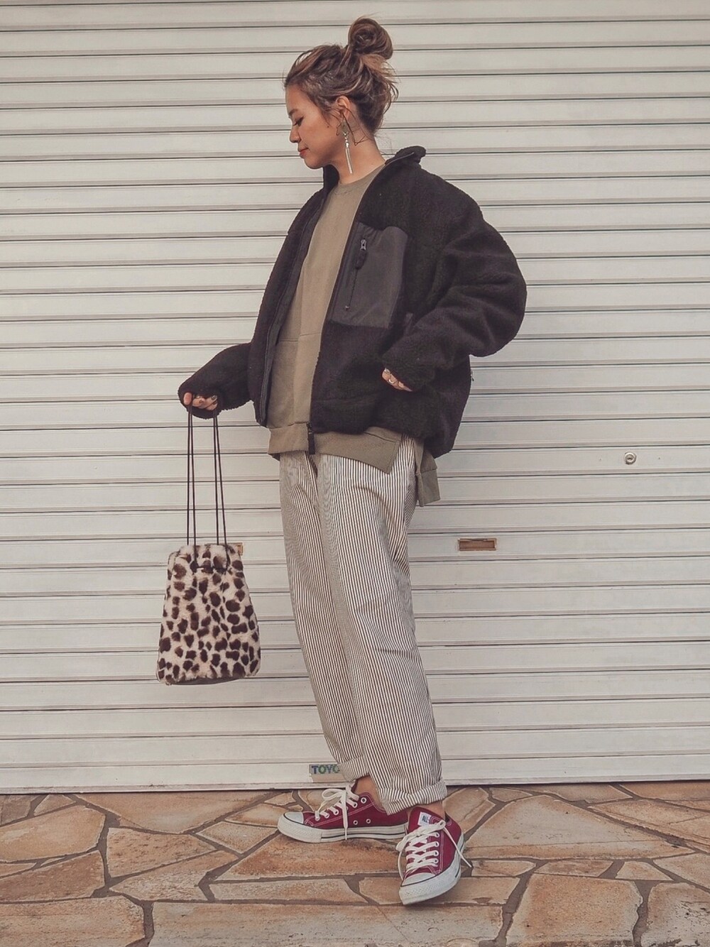 ブラック系のブルゾン、その他のその他パンツ、その他のショルダーバッグを着用したレディースの秋コーディネートの1枚目の写真