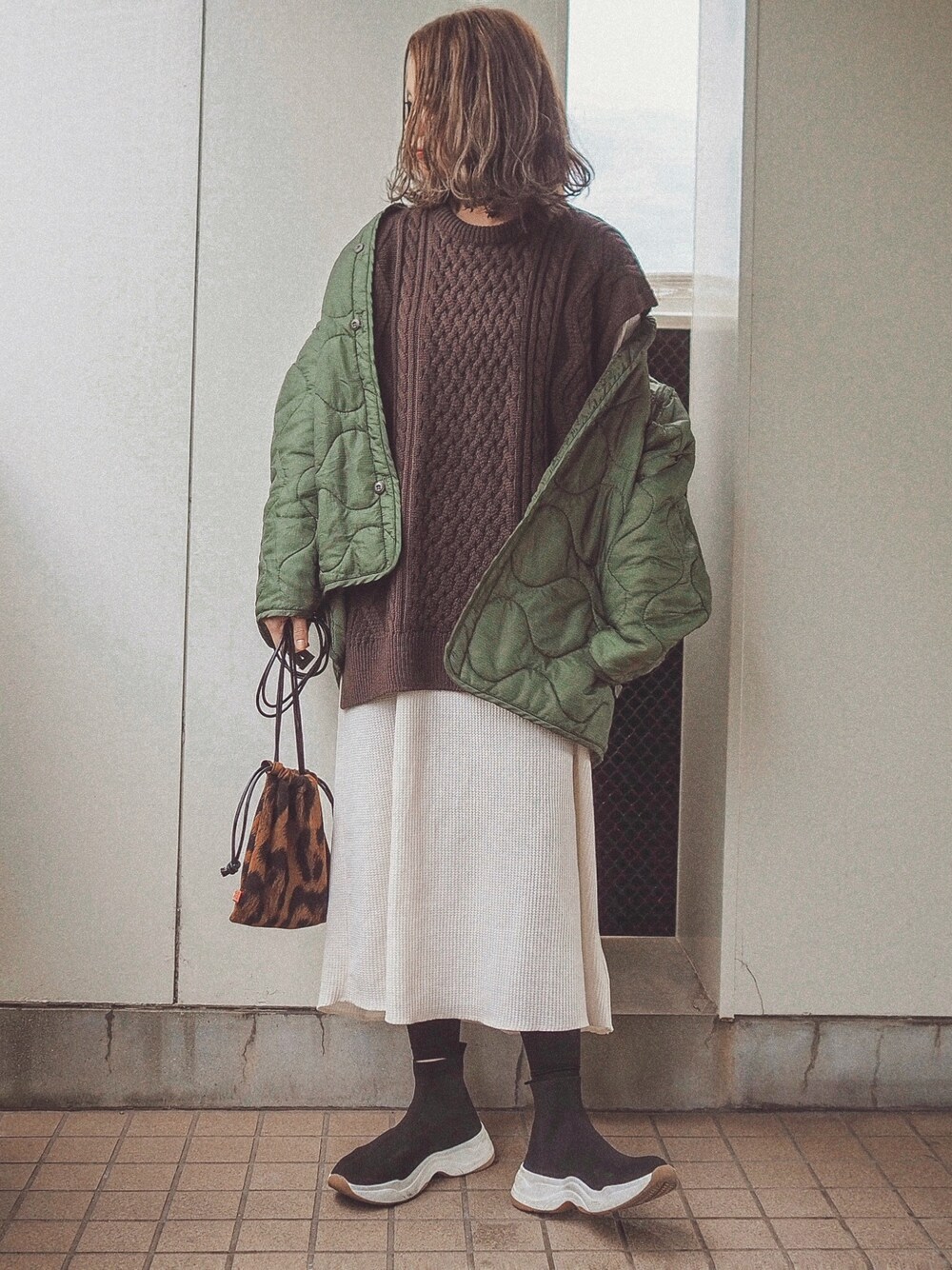 「マルチサイズ、ワッフルワンピース、ニットベスト、ライナージャケット、秋冬コーデ、ゆるコーデ、おしゃれさんと繋がりたい、大人カジュアル、スニーカーブーツ」｜「Ungridのクルーネックワッフルルーズワンピース（ワンピース、ホワイト系）」を使った、natsupooさん（レディース・167cm）の秋コーディネートの1枚目の写真