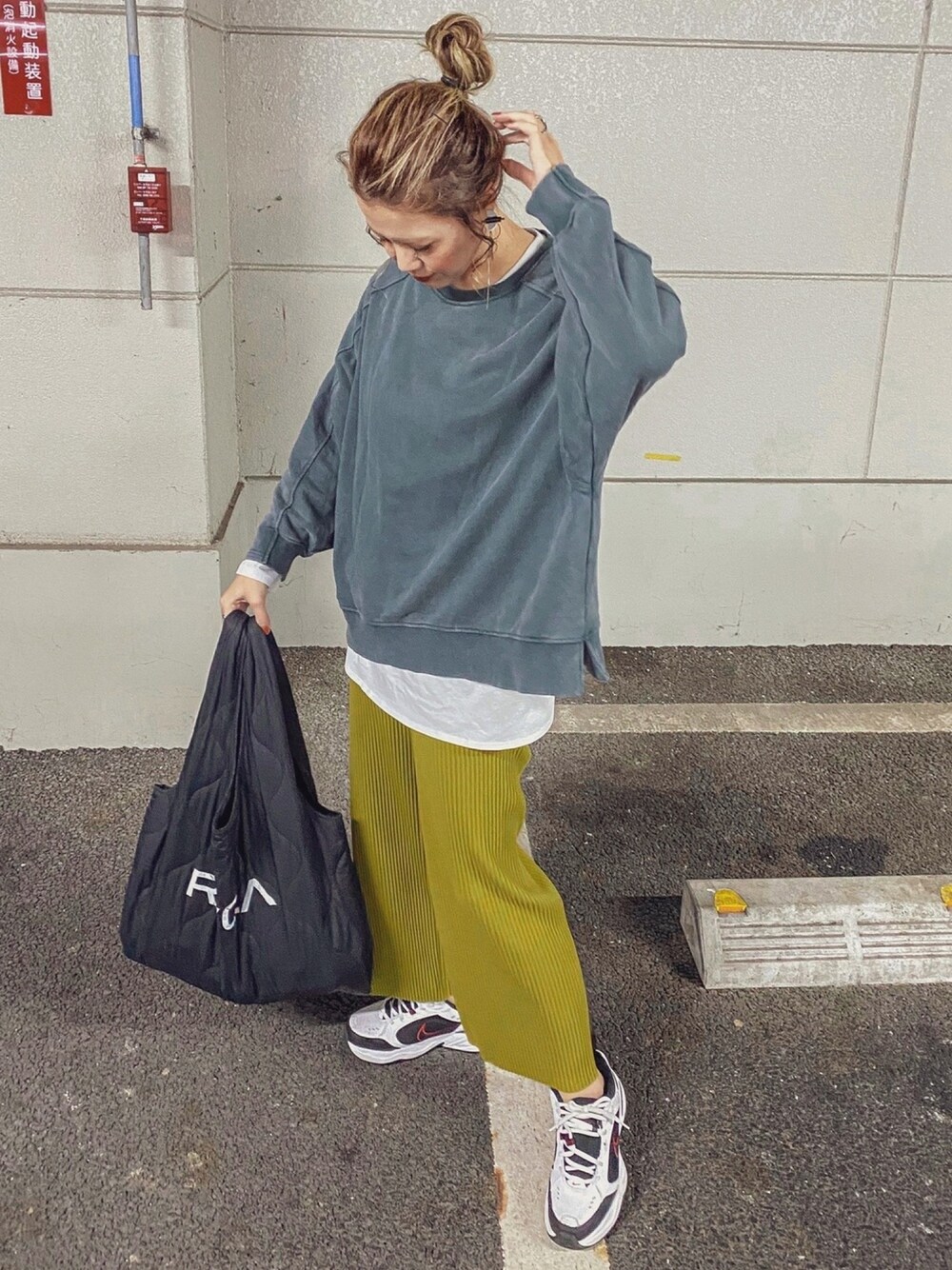 「リブパンツ、カラーパンツ、レイヤードスタイル、プチプラ、休日コーデ、今日のコーデ、NIKE」｜「FREAK'S STOREの【WEB限定】パウダーブリーチクルーネックスウェット(ビッグシルエットトレーナー/ボリューム袖)（スウェット、グリーン系）」を使った、natsupooさん（レディース・167cm）の秋コーディネートの1枚目の写真