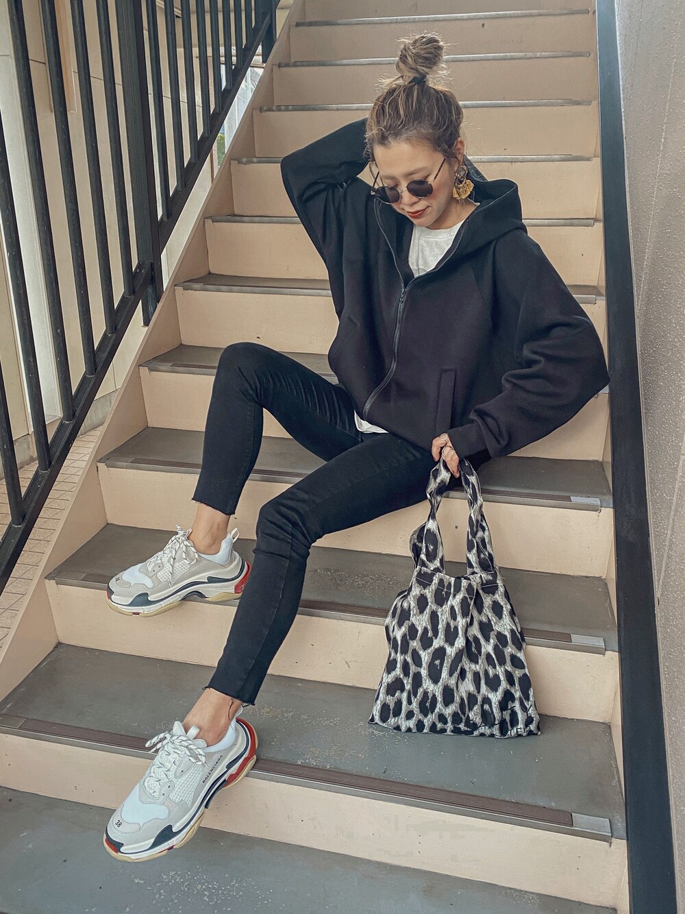 「ダンボールニット、ボンディング、パーカー、スキニーデニム、スキニーパンツ、黒スキニー、トリプルS、BALENCIAGA、ストリート」｜「ARCANUM DESIGNのダンボールニットビッグシルエットドルマンコクーンパーカ（パーカー、ブラック系）」を使った、natsupooさん（レディース・167cm）の秋コーディネートの1枚目の写真