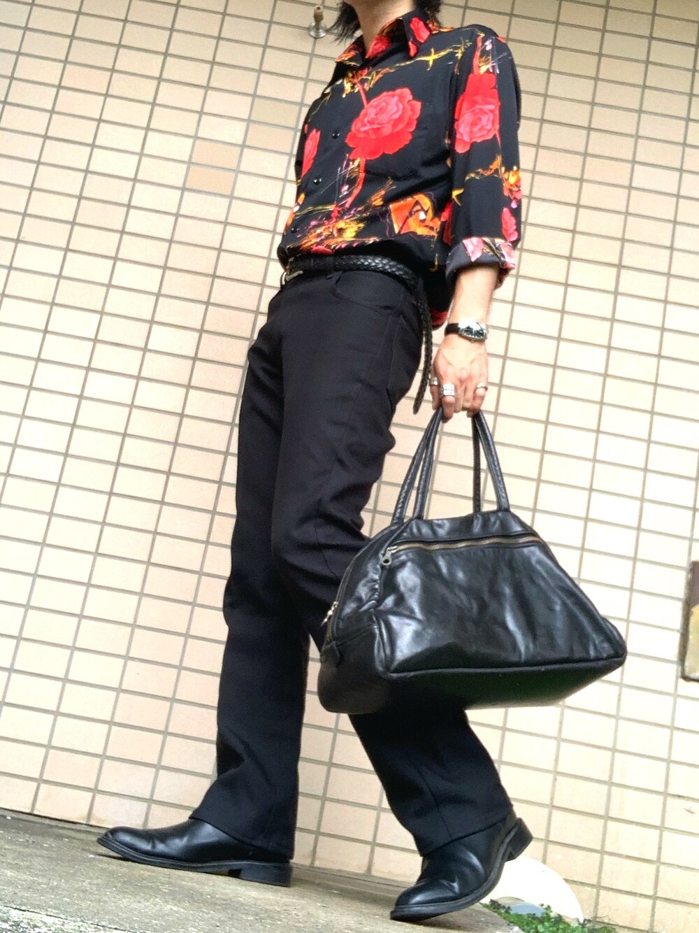 「60’s、70's、モノトーン、柄シャツ、花柄、ボストンバッグ、スタプレ」｜「Levi'sのアイテム（スラックス、ブラック系）」を使った、&GOMAさん（メンズ・171cm）の夏コーディネートの1枚目の写真
