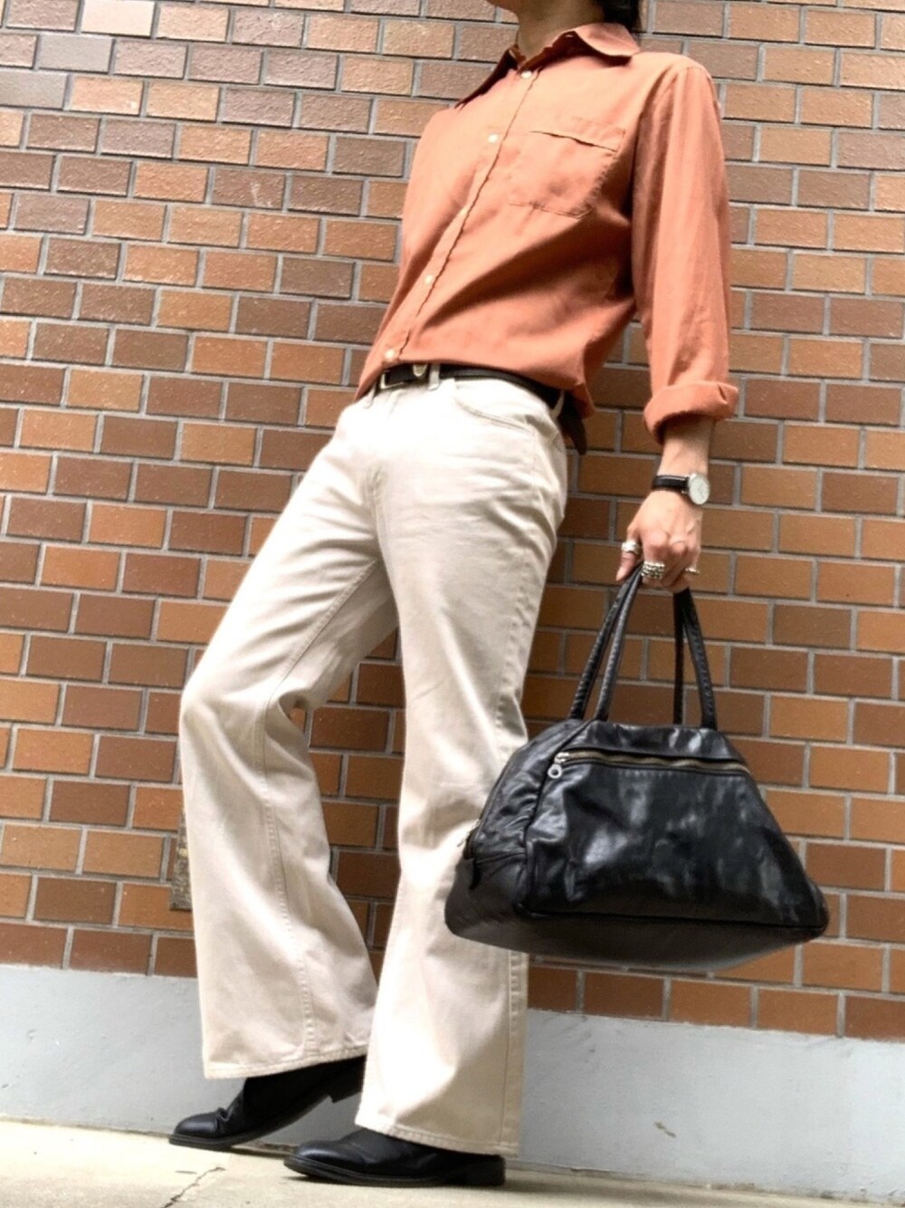 「夏コーデ、ボストンバッグ、フレアパンツ、ベルボトム、646、70's、60’s」｜「Levi'sのアイテム（チノパンツ、ホワイト系）」を使った、&GOMAさん（メンズ・171cm）の夏コーディネートの1枚目の写真