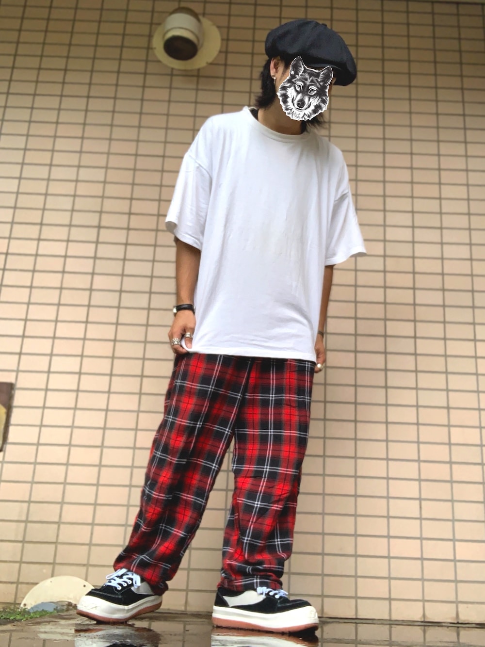 「90s、無地T、ビッグシルエット、オーバーサイズ、イージーパンツ、チェック、キャスケット、シンプル」｜「northwaveのアイテム（スニーカー、ブラック系）」を使った、&GOMAさん（メンズ・171cm）の夏コーディネートの1枚目の写真