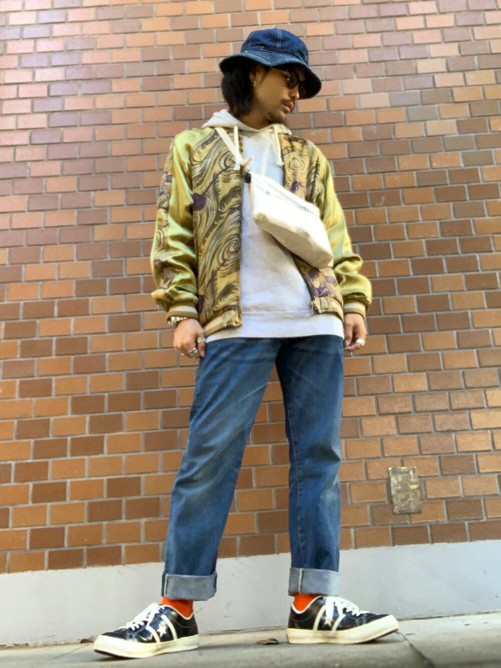 「90’s、80's、ハット、サコッシュ、パーカー、ジーンズ、スニーカー、スカジャン、アメカジ」｜「CONVERSEのアイテム（スニーカー、ブラック系）」を使った、&GOMAさん（メンズ・171cm）の秋コーディネートの1枚目の写真