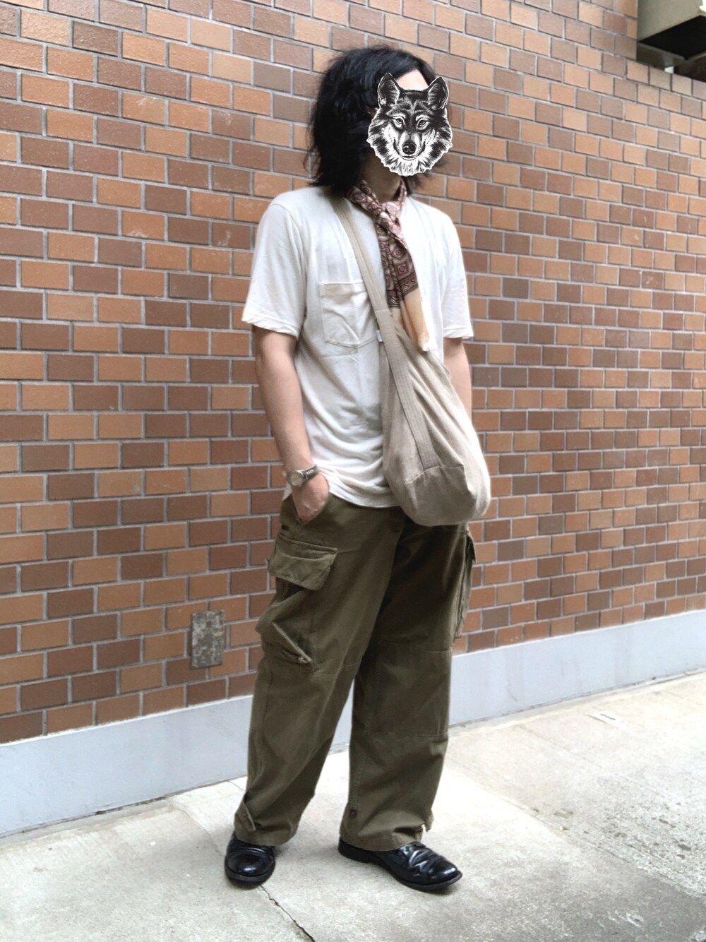 「40s、ダテメガネ、スカーフ、無地T、ミリタリー、カーゴパンツ、m47、ミリタリーウォッチ、サンダース、夏コーデ」｜「SANDERSのSANDERS (サンダース） MILITARY DERBY SHOE 1128 ミリタリーダービーシュー（ドレスシューズ、ブラック系）」を使った、&GOMAさん（メンズ・171cm）の夏コーディネートの1枚目の写真