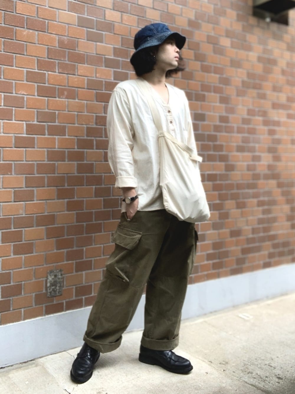 「ヴィンテージ、vintage、デニムハット、スリーピングシャツ、カーゴパンツ、ショルダーバッグ、ミリタリーウォッチ、フランス軍、パラブーツ、シャンボード」｜「Parabootの【Paraboot】CHAMBORD　パラブーツ　シャンボード（ドレスシューズ、ブラック系）」を使った、&GOMAさん（メンズ・171cm）の秋コーディネートの1枚目の写真
