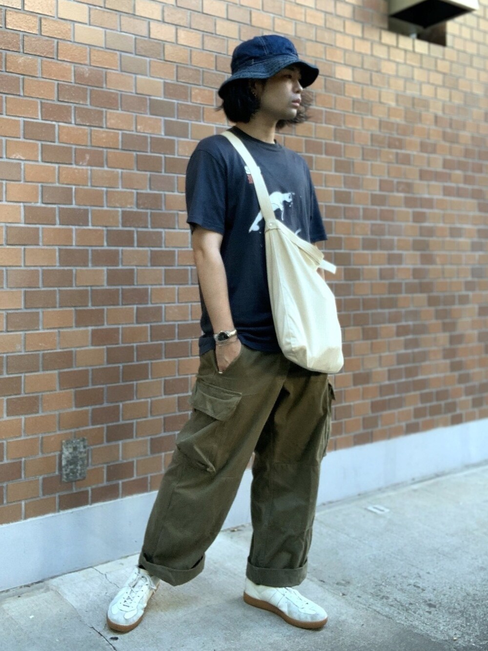 「vintage、ヴィンテージ、ハット、バンドT、ショルダーバッグ、ハミルトン、カーゴパンツ、m47、ジャーマントレーナー、ミリタリー」｜「GERMAN TRAINERのアイテム（スニーカー、ホワイト系）」を使った、&GOMAさん（メンズ・171cm）の秋コーディネートの1枚目の写真