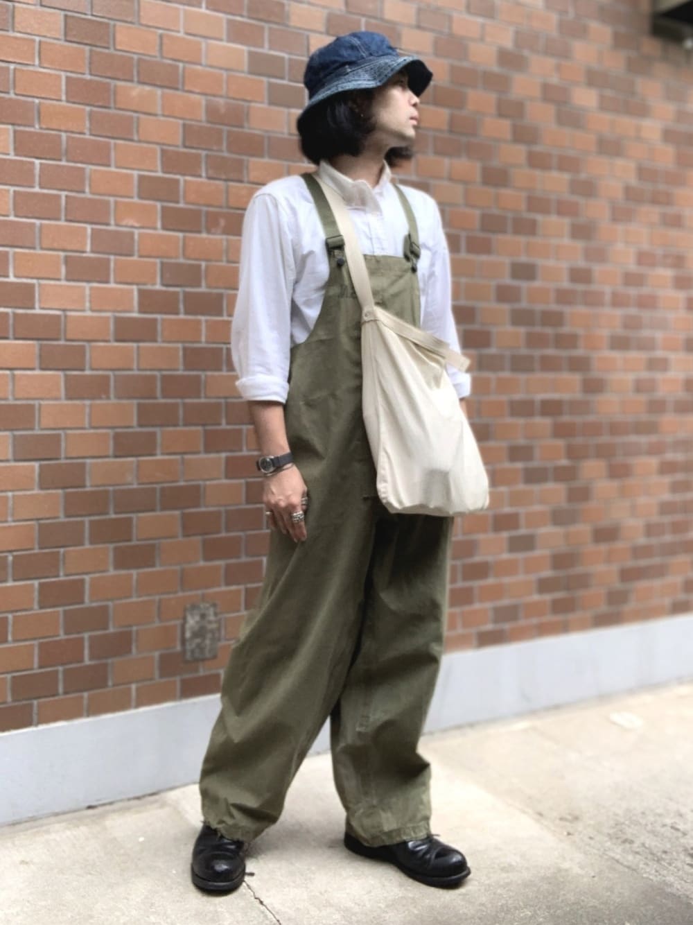 「ヴィンテージ、vintage、ミリタリー、ハット、オーバーオール、デッキパンツ、オックスフォードシャツ、ミリタリーウォッチ、ショルダーバッグ、サイドゴアブーツ」｜「us navyのアイテム（ブーツ、ブラック系）」を使った、&GOMAさん（メンズ・171cm）の秋コーディネートの1枚目の写真