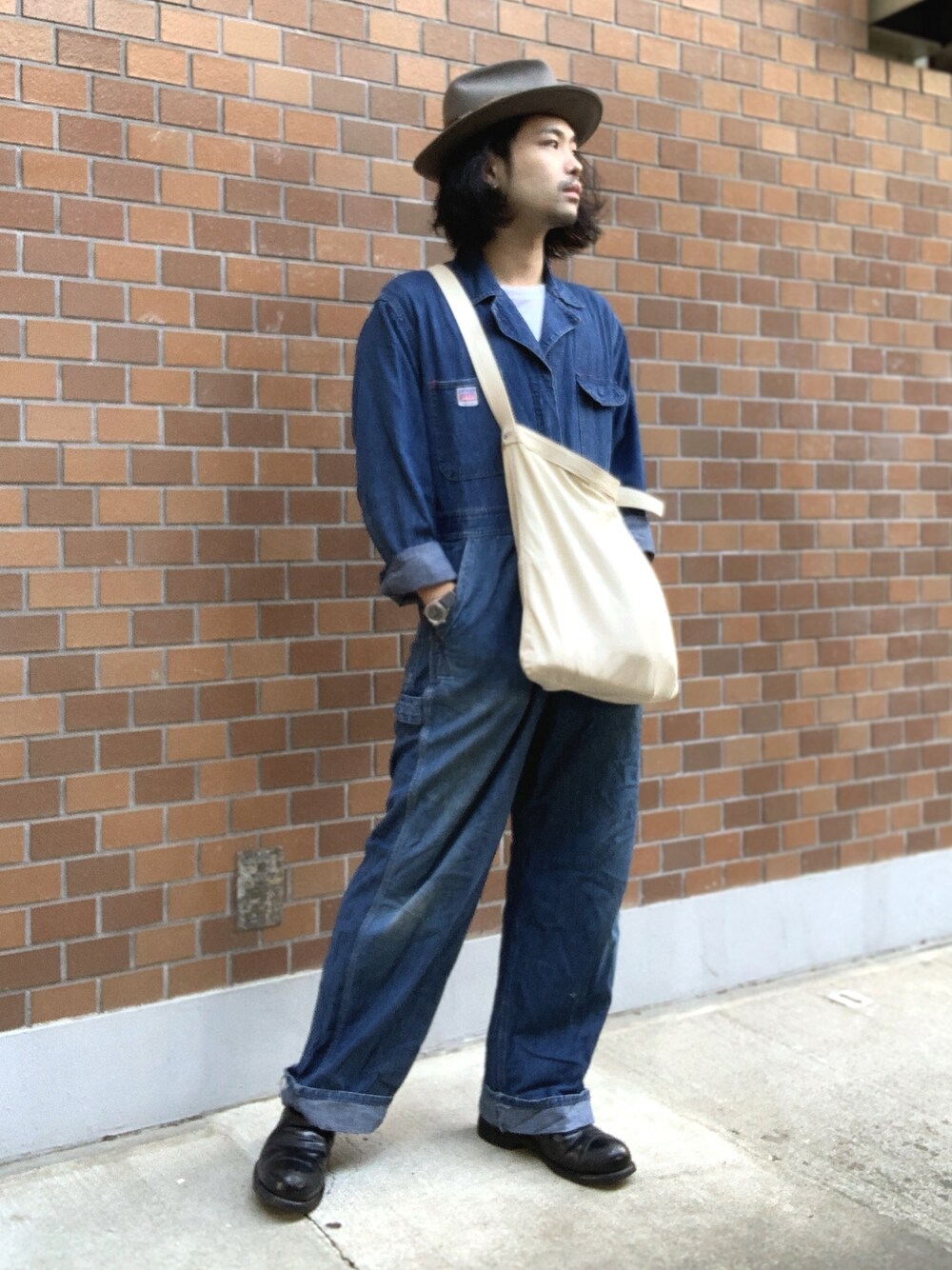 「ヴィンテージ、vintage、ハット、つなぎ、オールインワン、ミリタリーウォッチ、ショルダーバッグ、へリンボーン、ミリタリーブーツ、アメカジ」｜「us navyのアイテム（ブーツ、ブラック系）」を使った、&GOMAさん（メンズ・171cm）の秋コーディネートの1枚目の写真