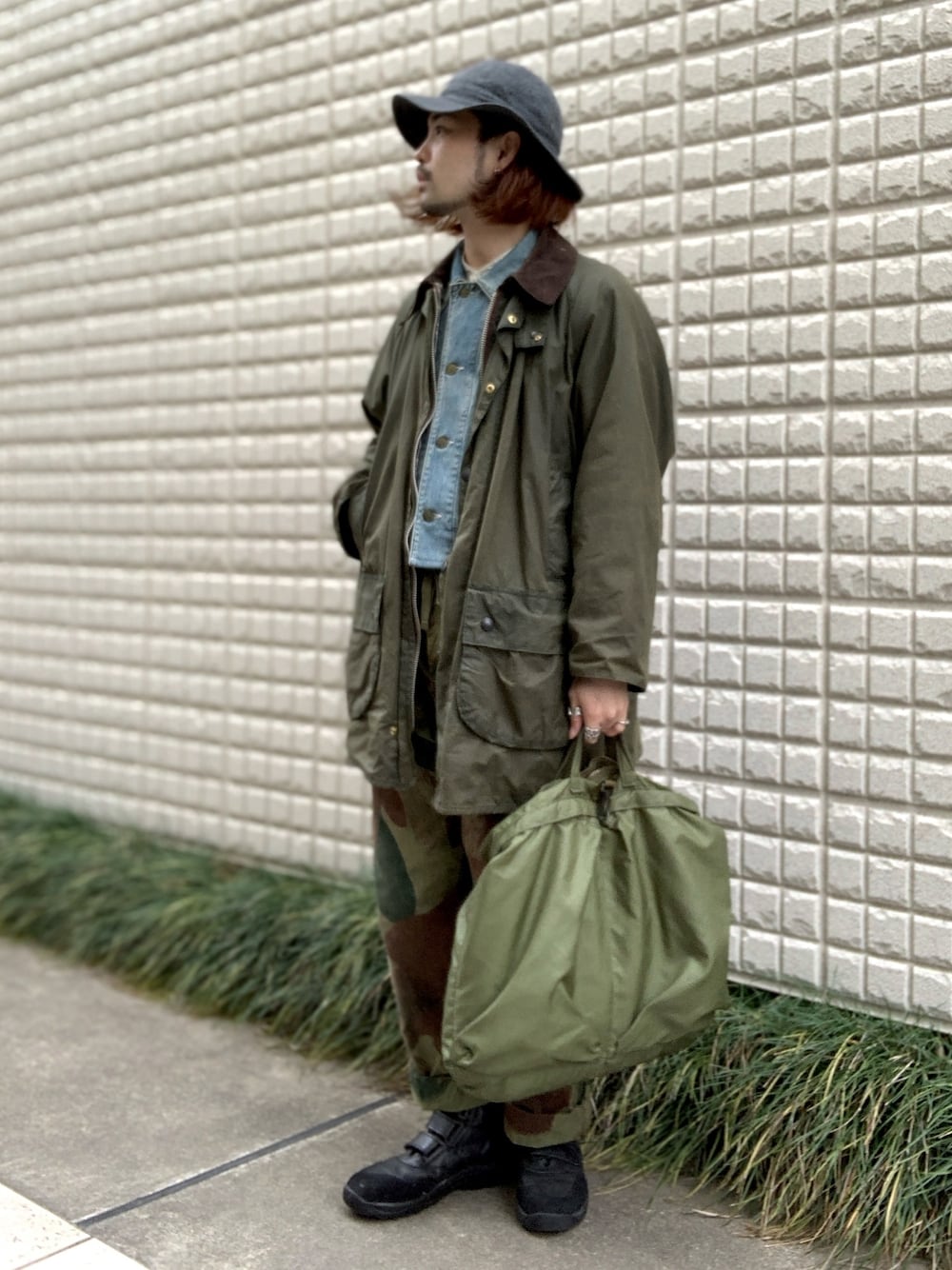 「ヴィンテージ、vintage、ブラックシャンブレー、オイルドジャケット、カバーオール、カモフラ、ヘルメットバッグ、パイロットブーツ、カーゴパンツ、ゲームフェア」｜「german air forceのアイテム（スニーカー、ブラック系）」を使った、&GOMAさん（メンズ・171cm）の冬コーディネートの1枚目の写真