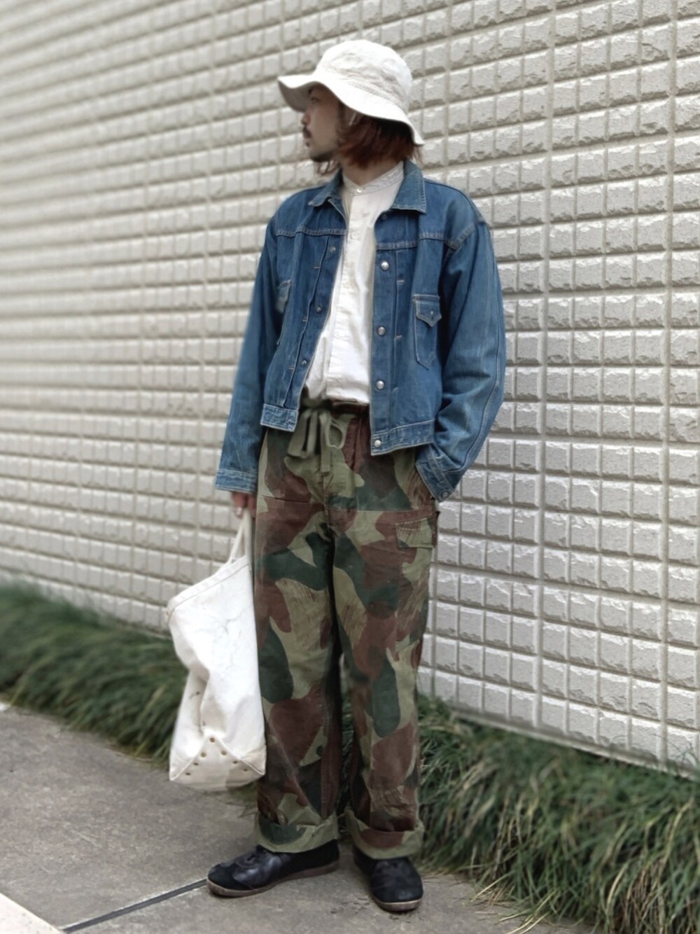 「ヴィンテージ、vintage、春コーデ、デニムジャケット、ハット、ノーカラーシャツ、カモフラ、ジャーマントレーナー、白シャツ、トートバッグ」｜「GERMAN TRAINERのアイテム（スニーカー、ブラック系）」を使った、&GOMAさん（メンズ・171cm）の春コーディネートの1枚目の写真