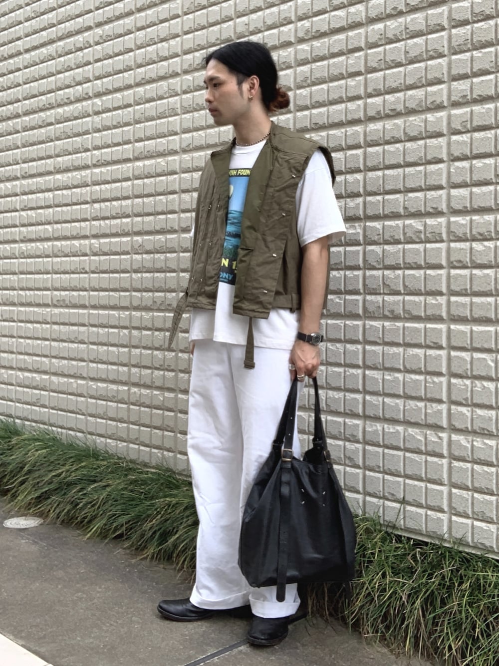 「vintage、ヴィンテージ、ミリタリー、military、army、ベスト、セーラーパンツ、ブーツ、Martin Margiela、トートバッグ」｜「PREMIATAのアイテム（ブーツ、ブラック系）」を使った、&GOMAさん（メンズ・171cm）の夏コーディネートの1枚目の写真