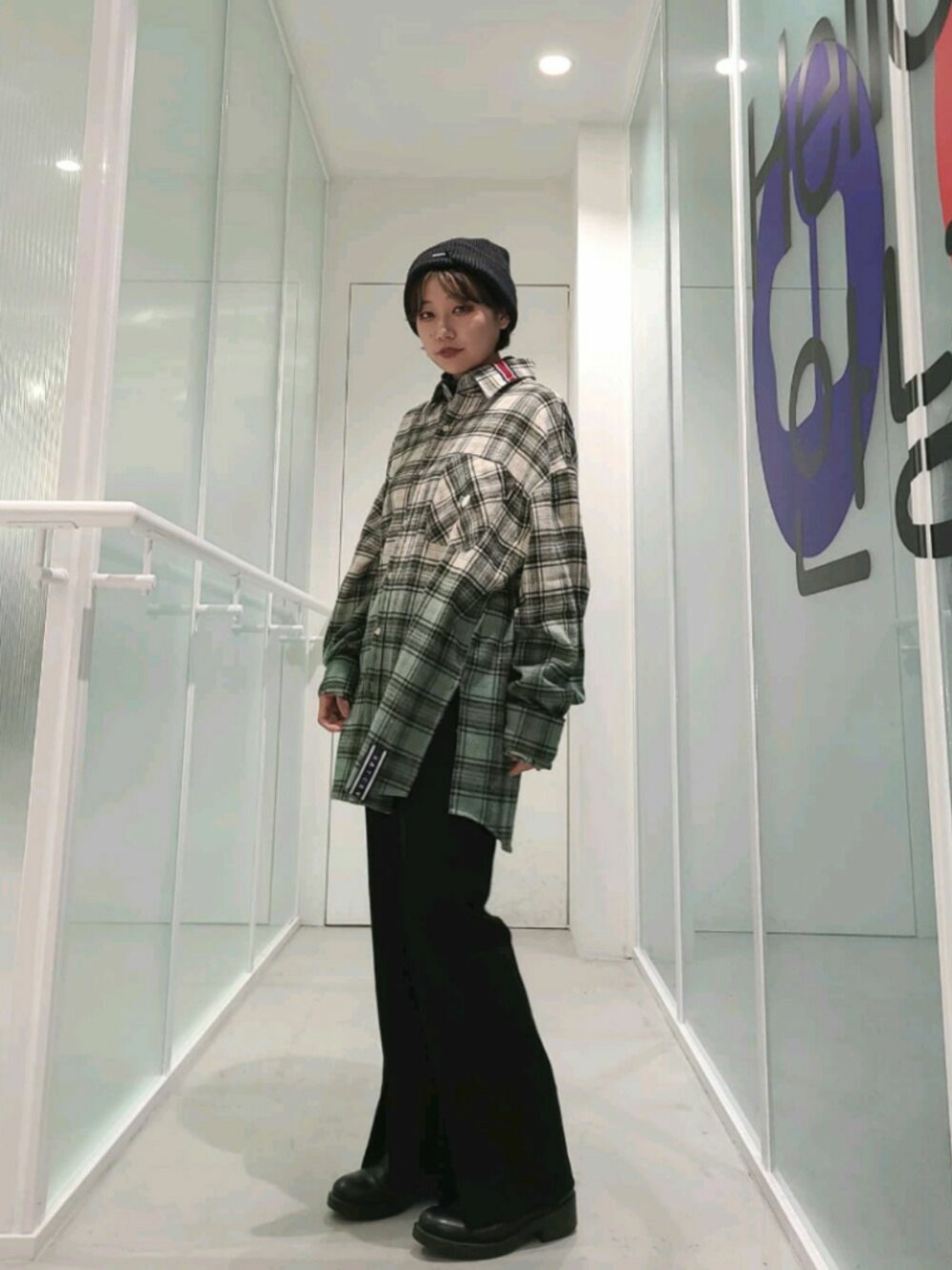 「おしゃれさんと繋がりたい、ビッグシルエット、韓国ファッション、チェックシャツ、韓国ブランド、韓国コーデ、スラックス、フレアパンツ、kpop、大人カジュアル」｜「ROMANTIC CROWNのアイテム（スラックス、ブラック系）」を使った、スジンさん（レディース・150cm）の秋コーディネートの1枚目の写真