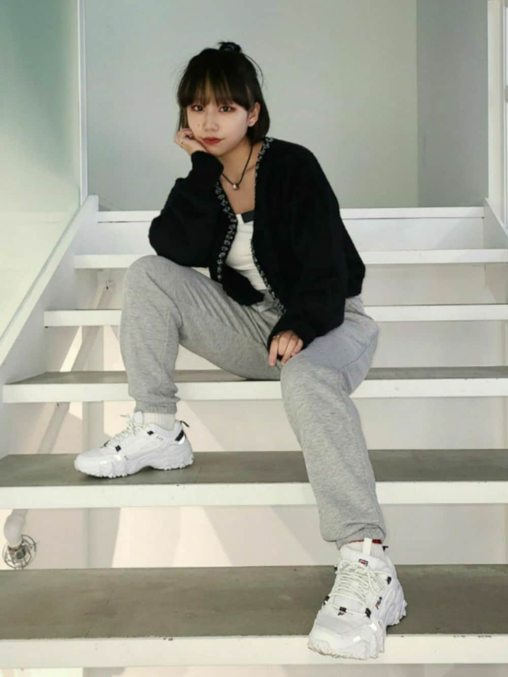 「低身長コーデ、ストリート、カーディガン、韓国ファッション、韓国ブランド、ALAND、韓国好きな人と繋がりたい」｜「City Breeze のアイテム（カーディガン/ボレロ、ブラック系）」を使った、スジンさん（レディース・150cm）の秋コーディネートの1枚目の写真