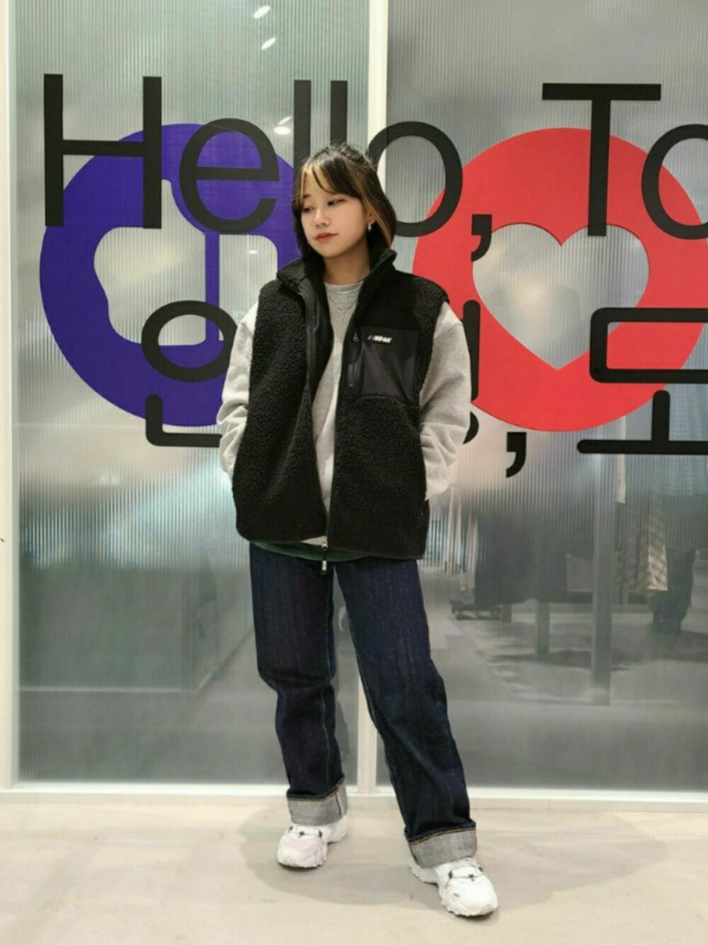 「ALANDTOKYO、ALAND、ストリート、韓国ファッション、韓国ブランド、韓国好きな人と繋がりたい、nastykick、FILA、スウエット、トレーナー」｜「NASTY KICKのNASTYKICK／フリースボアベスト　2923680（その他アウター、ブラック系）」を使った、スジンさん（レディース・150cm）の冬コーディネートの1枚目の写真