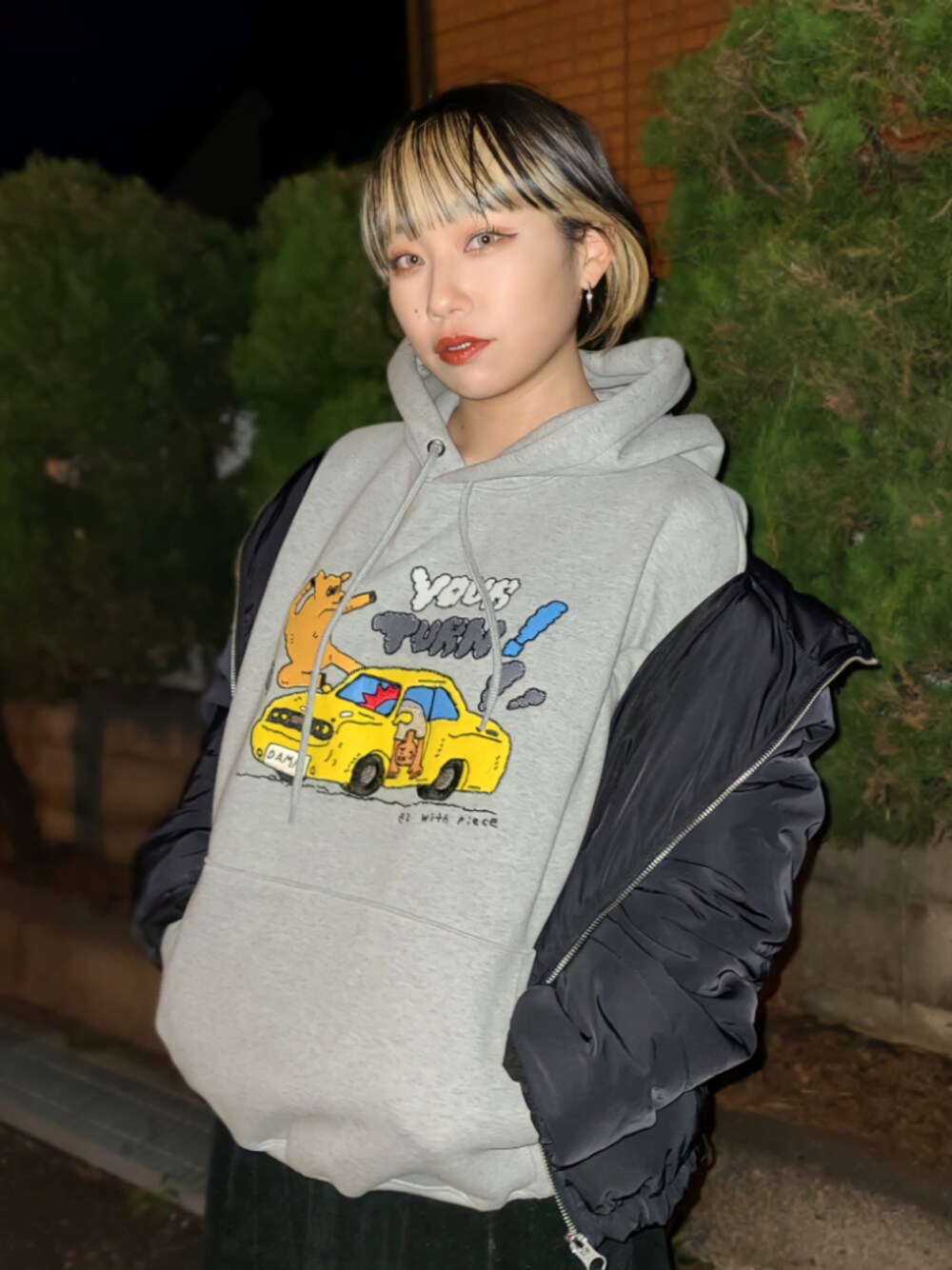 「ALAND、ALANDTOKYO、韓国ブランド、韓国ファッション、低身長、ストリート、スウェット、オーバーサイズ、ショートヘア、秋冬コーデ」｜「ALANDのPIECE MAKER／刺繍デザインフーディー　2926444（パーカー、グレー系）」を使った、スジンさん（レディース・150cm）の冬コーディネートの1枚目の写真