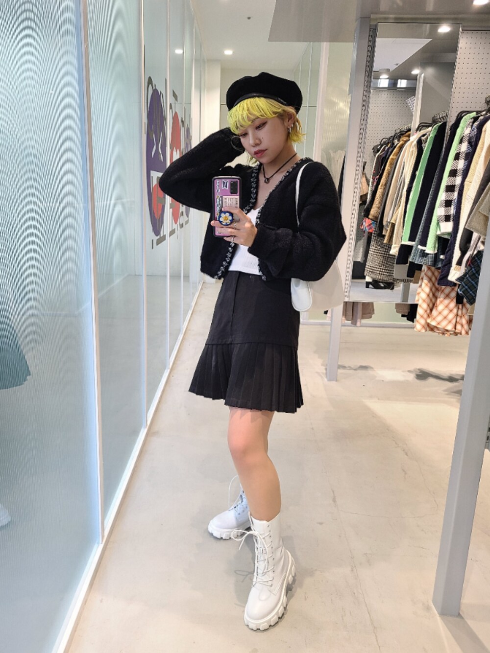 「韓国ブランド、韓国ファッション、ALAND、デート、ブラック、モノトーンコーデ、ロングブーツ、プリーツスカート、渋谷、低身長コーデ」｜「ALANDのDEARSTALKER／切り替えプリーツスカート（スカート、ブラック系）」を使った、スジンさん（レディース・150cm）の冬コーディネートの1枚目の写真