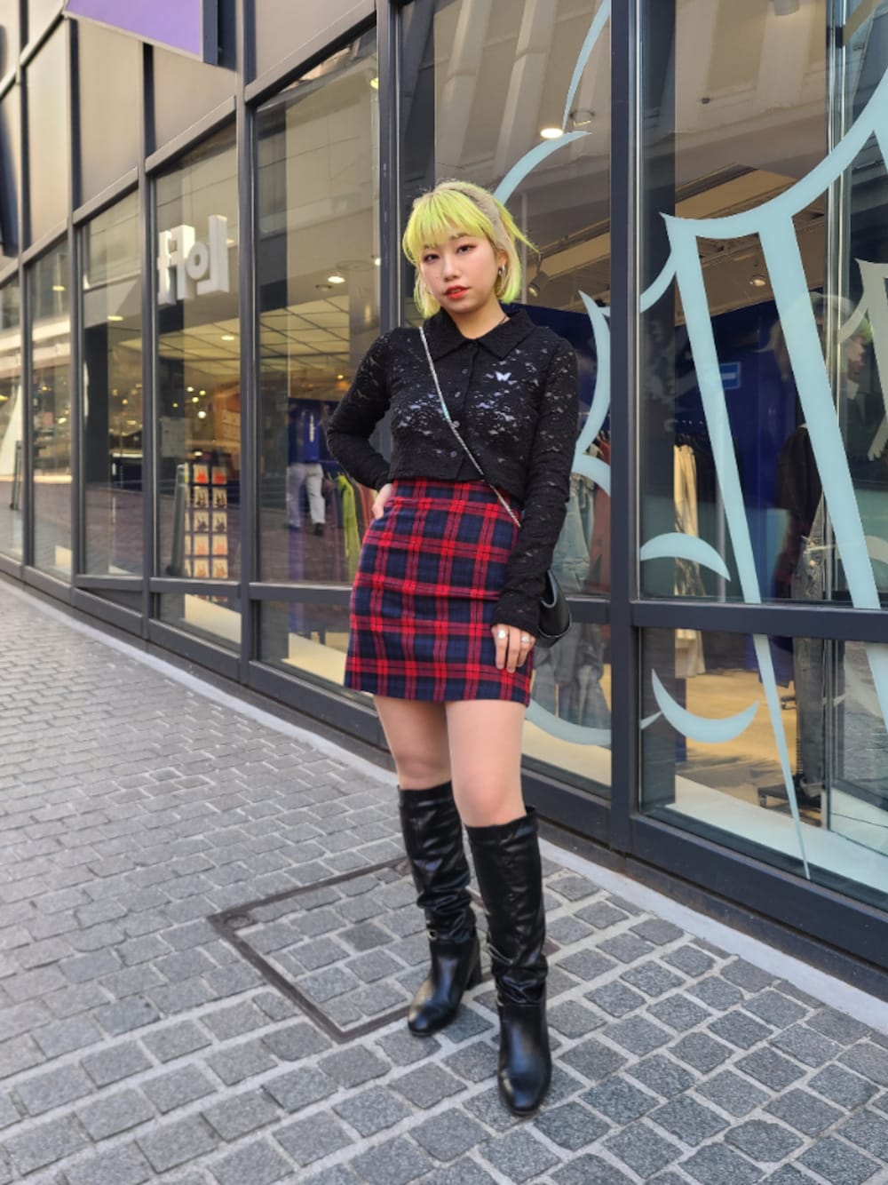 「チェック、韓国ブランド、韓国ファッション、春コーデ、ootd、低身長コーデ、おしゃれさんと繋がりたい、ロングブーツ、スカート、チェックスカート」｜「ALANDのNASTY FANCY CLUB／レースシャツ　2924503（シャツ/ブラウス、ブラック系）」を使った、スジンさん（レディース・150cm）の冬コーディネートの1枚目の写真