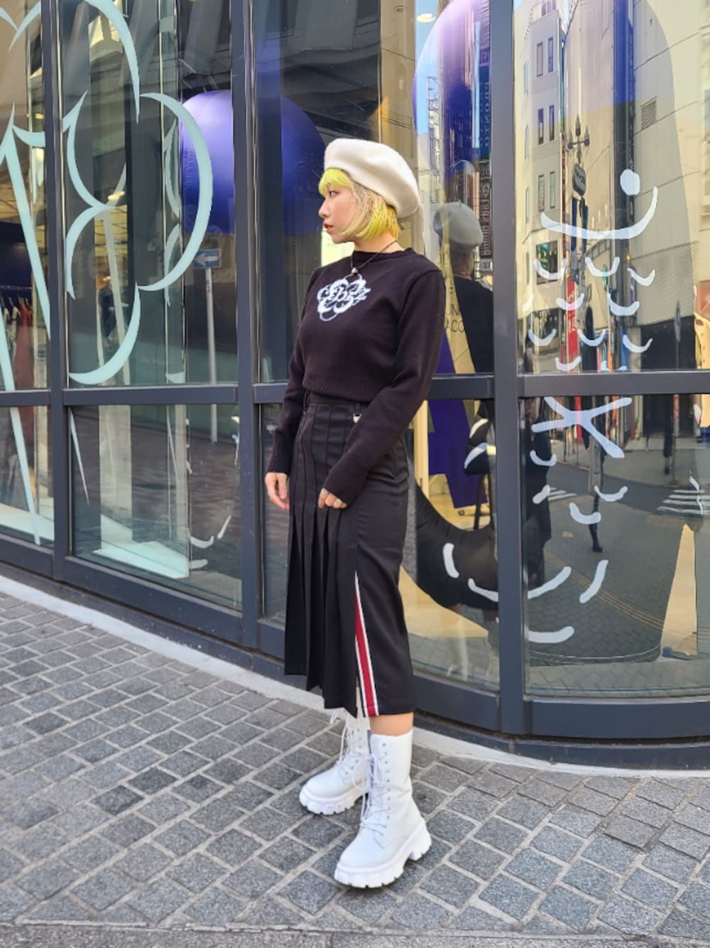 「ootd、韓国ブランド、韓国ファッション、romanticcrown、ベレー帽、ALAND、プリーツスカート、ニット、渋谷、低身長」｜「ALANDのcuretty／ブローチ付きベレー帽（帽子、ホワイト系）」を使った、スジンさん（レディース・150cm）の冬コーディネートの1枚目の写真