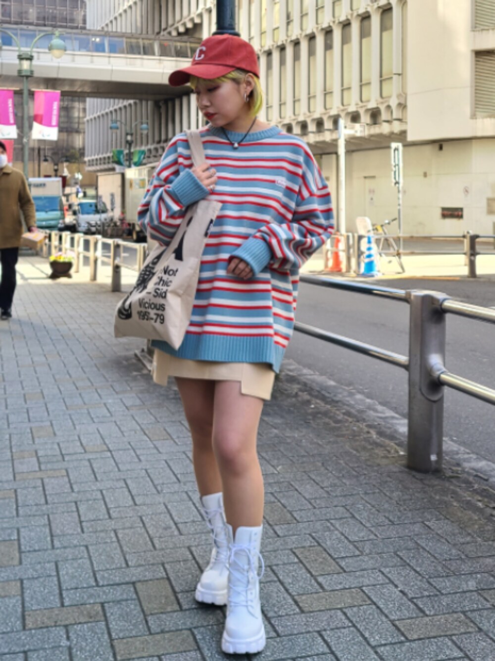 「カジュアル、ニット、キャップ、ALAND、ootd、オーバーサイズ、ストライプ、韓国ファッション、韓国ブランド、低身長」｜「ALANDのMAINBOOTH／マルチボーダーニット（トップス、ブルー系）」を使った、スジンさん（レディース・150cm）の冬コーディネートの1枚目の写真