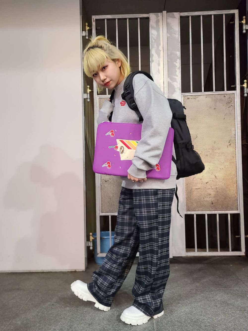 「シンプル、スウェット、ootd、チェックパンツ、低身長、オーバーサイズ、ラフコーデ、韓国ブランド、韓国ファッション、リュック」｜「ALANDのWai Kei／チェックストレートパンツ（パンツ、ブルー系）」を使った、スジンさん（レディース・150cm）の冬コーディネートの1枚目の写真