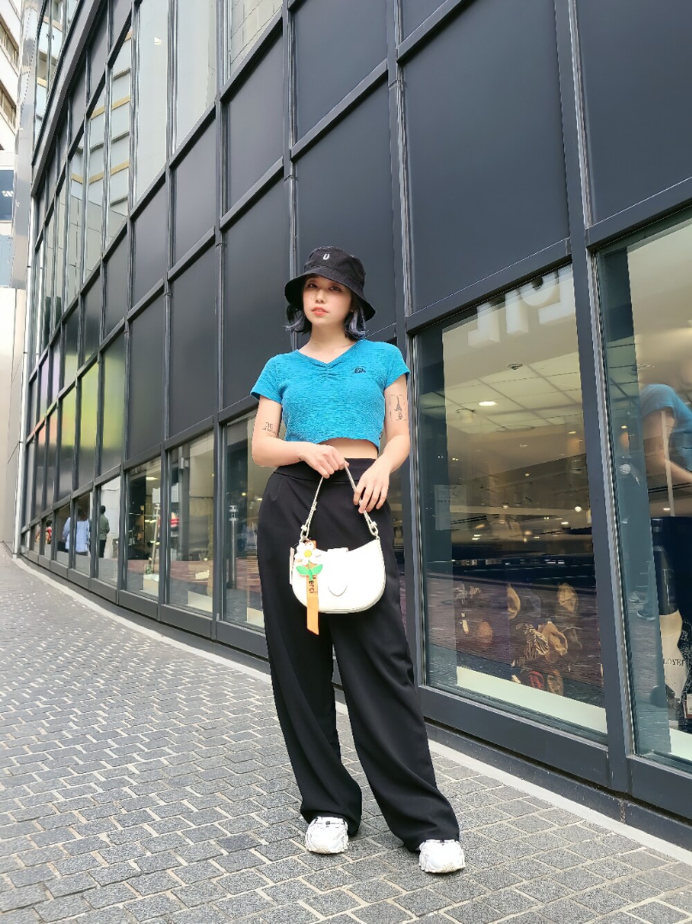「韓国ファッション、韓国ブランド、ALAND、バケットハット、春夏コーデ」｜「PLASMASPHEREのPLASMASPHERE／ROSEポイントVネックショートTシャツ 2943868（Tシャツ/カットソー、グリーン系）」を使った、スジンさん（レディース・150cm）の春コーディネートの1枚目の写真