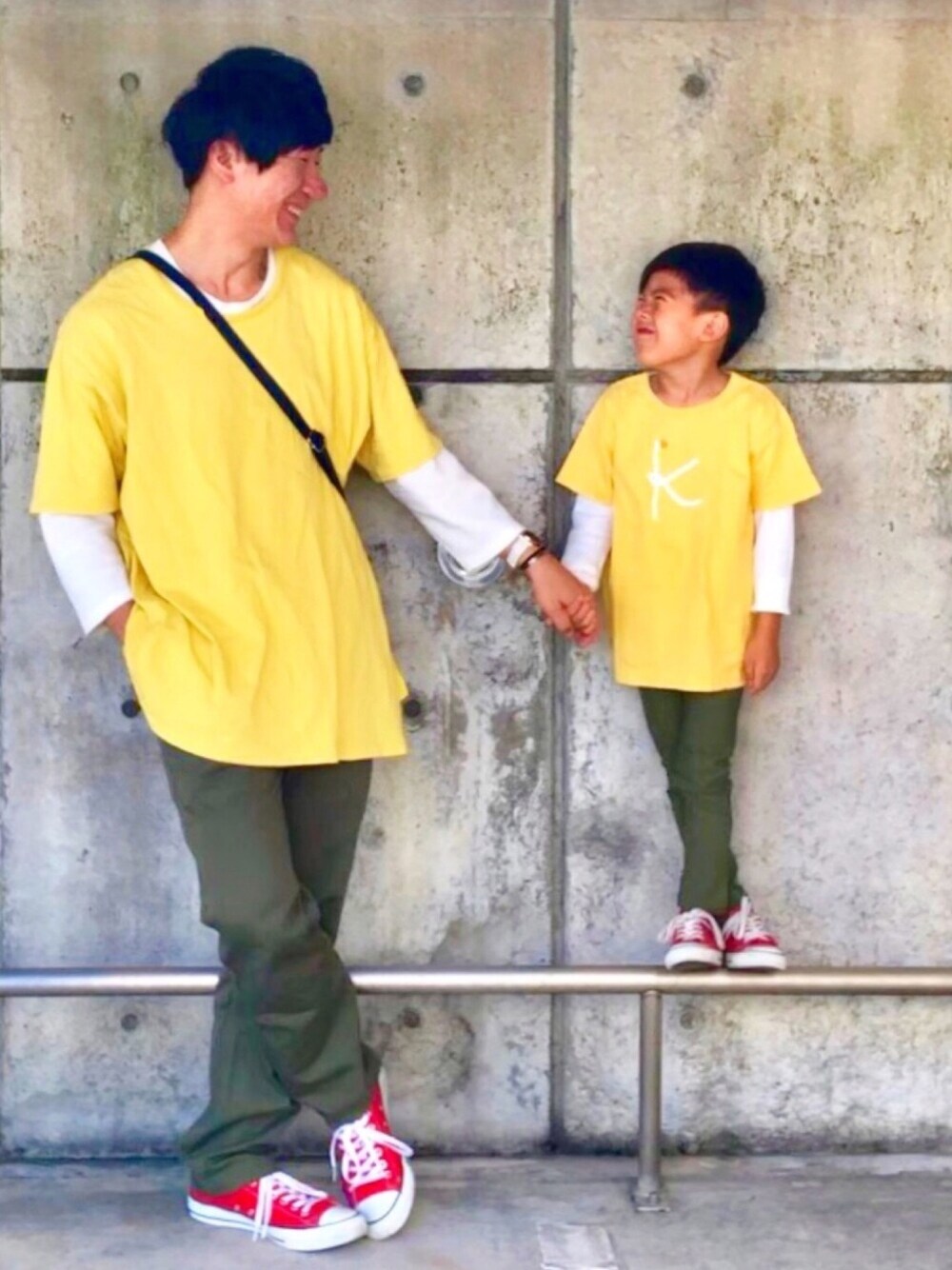 「親子コーデ、親子リンク、親子でおそろい、親子リンクコーデ、おやこーで。、パンツコーデ、息子コーデ、お目立ちネオンコーデ、おしゃれさんと繋がりたい」｜「親子リンクのアイテム（その他、その他）」を使った、とも@ゆうパパさん（メンズ・175cm）の秋コーディネートの1枚目の写真