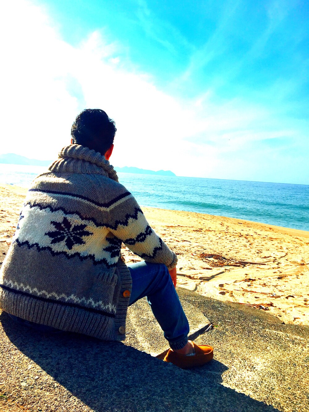 「冬、お洒落さんとつながりたい、海、きれいめカジュアル、オトナカジュアル」｜「ZANEROBEのアイテム（デニムパンツ、ブルー系）」を使った、RenRenさん（メンズ・171cm）の冬コーディネートの1枚目の写真