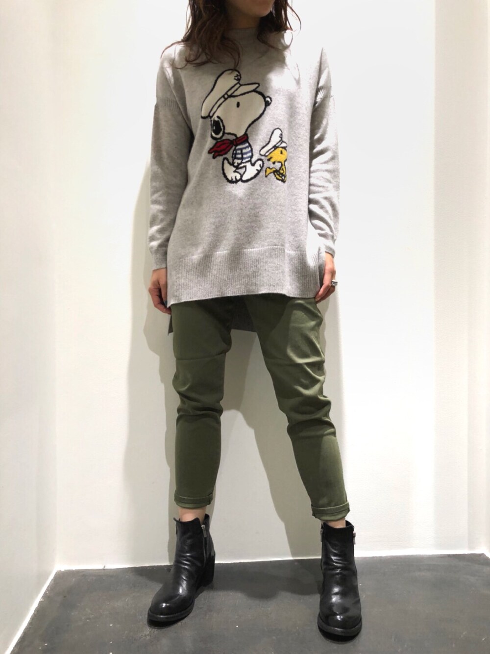 「ブーツ、秋のコーデ、大人カジュアル、カシミヤ、カジュアルコーデ、ゆるコーデ、ラクチンコーデ、秋、B2nd」｜「MonameのMONAME（モナーム）ストレッチPT（その他パンツ、グリーン系）」を使った、kimmyさん（レディース・161cm）の秋コーディネートの1枚目の写真