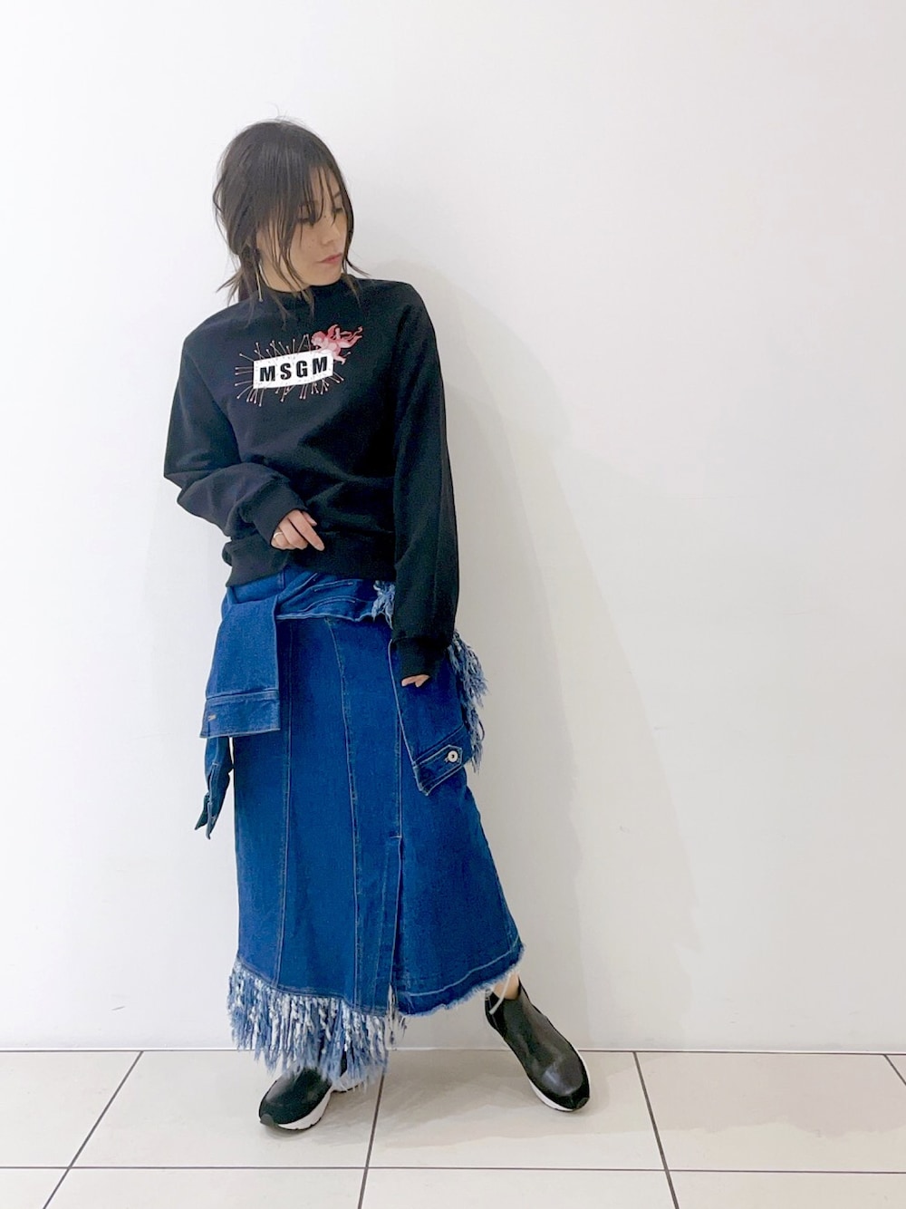 「シンプル、デニムスカート、フリンジ、ロングスカート、インディゴ、カジュアルコーデ、ラクチンコーデ、B2nd、ビーセカンド、ファッションの力を信じよう」｜「MSGMのアイテム（スウェット、ブラック系）」を使った、kimmyさん（レディース・162cm）の冬コーディネートの1枚目の写真