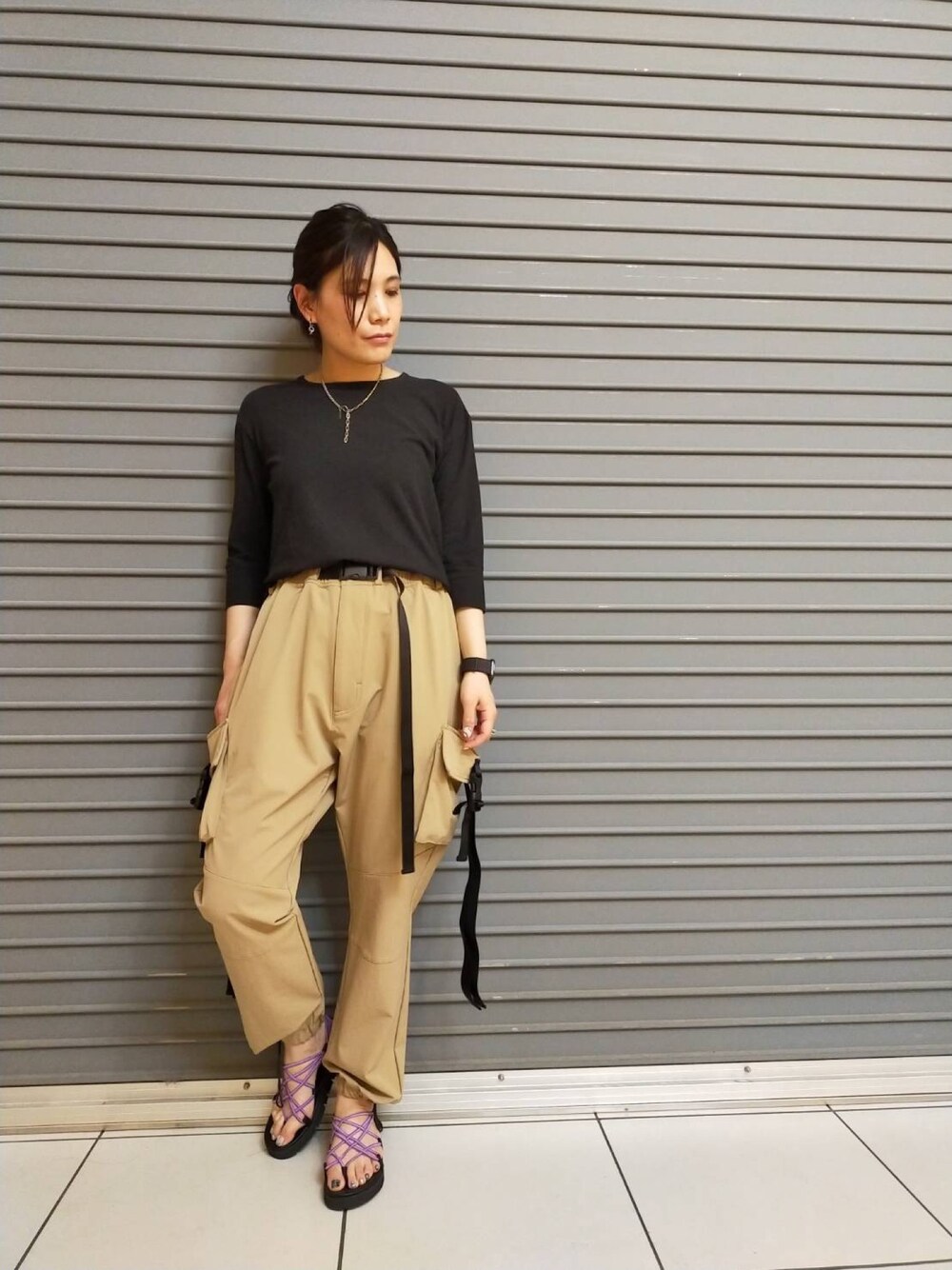 「シンプル、パンツスタイル、春夏コーデ、ミリタリーパンツ、ゆるコーデ、ラクチンコーデ、B2nd、ビーセカンド、ファッションの力を信じよう」｜「FEMMENTのFEMMENT（ファモン）サイドスリットトップス（Tシャツ/カットソー、ブラック系）」を使った、kimmyさん（レディース・162cm）の春コーディネートの1枚目の写真