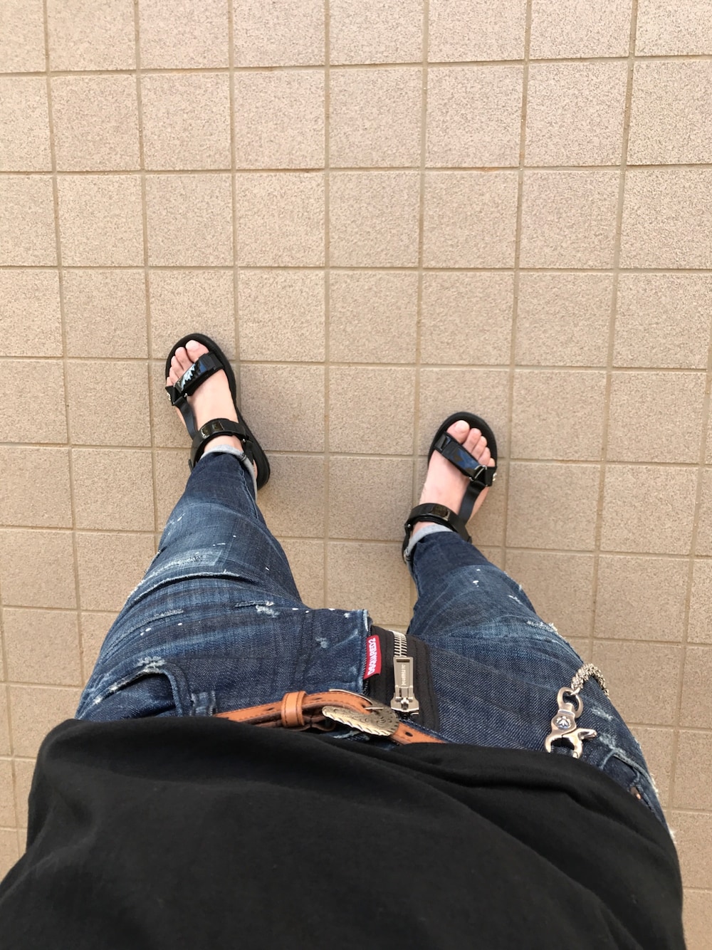 「スポーツサンダル、クロムハーツ、ディースクエアード(Dsquared2)、ユニクロ、サンローランパリ」｜「Maison Uのアイテム（サンダル、ブラック系）」を使った、TRAINJUMPERさん（メンズ・177cm）の春コーディネートの1枚目の写真