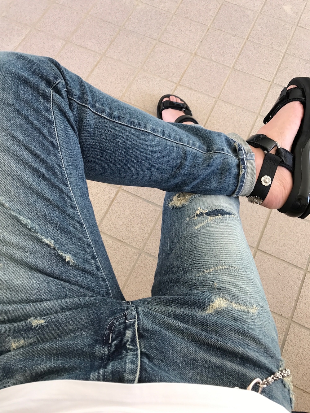 「スポーツサンダル、スキニーデニム、サマースタイル、クロムハーツ、AKM」｜「Maison Uのアイテム（サンダル、ブラック系）」を使った、TRAINJUMPERさん（メンズ・177cm）の夏コーディネートの1枚目の写真