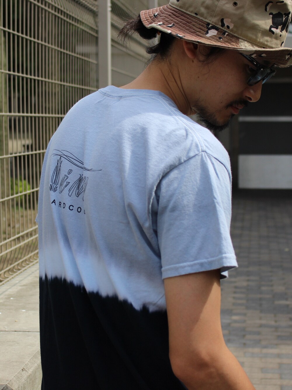 「ラフ、バケットハット、タイダイ柄、カモフラ、Softmachine、ブルー、street」｜「Handmadeのtiny painter  HAT（ハット、その他）」を使った、kaz(dubbing)さん（メンズ・180cm）の夏コーディネートの1枚目の写真