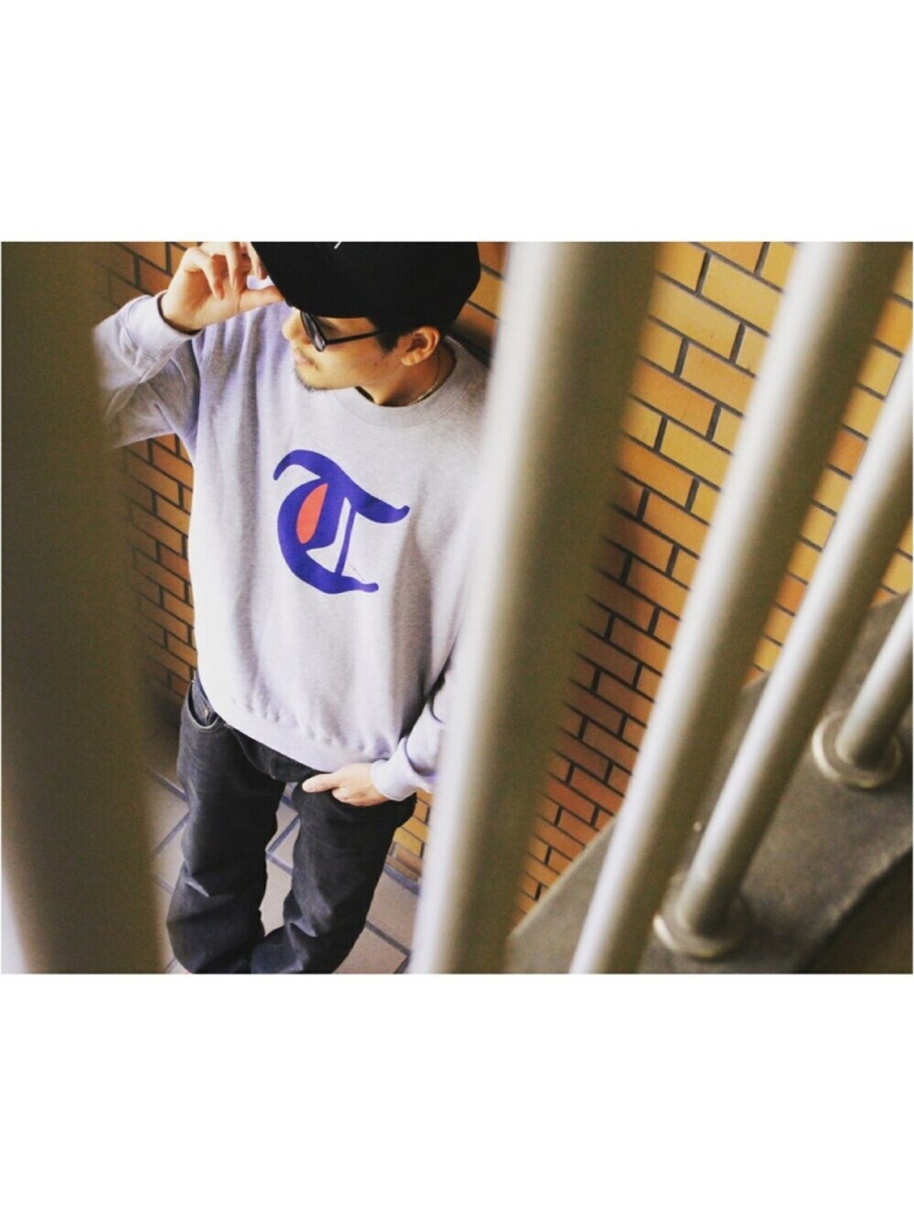 「LEE、秋服、スウェット、ストリート、スポーツミックス、スケーター、キャップ、ラフスタイル、コンバース」｜「STUSSYのClassic Logo Cap（キャップ、ブラック系）」を使った、kaz(dubbing)さん（メンズ・180cm）の秋コーディネートの1枚目の写真