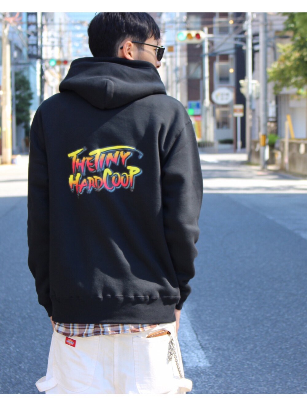 「パーカー、レイヤードスタイル、サングラス、秋、ホワイトパンツ、ペインターパンツ、スケータースタイル、チェックシャツ、バックプリント」｜「Ray-BanのRAYBAN / レイバン:CLUB MASTER / サングラス（サングラス、ブラック系）」を使った、kaz(dubbing)さん（メンズ・180cm）の秋コーディネートの1枚目の写真