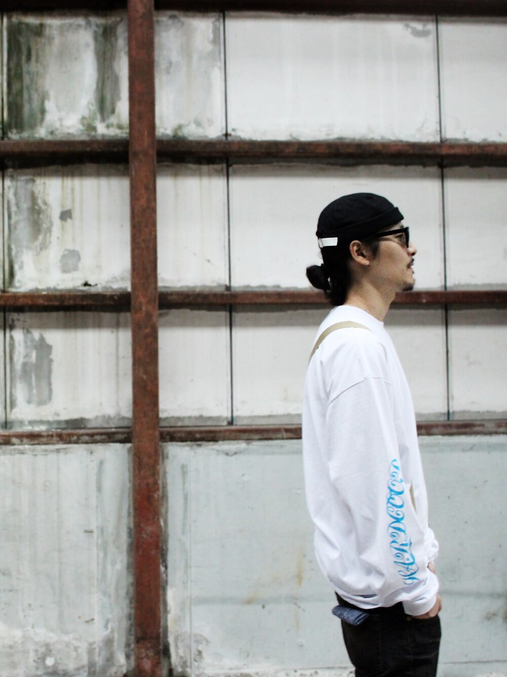 「ロンT、サスペンダー、ストリート、streetstyle、Softmachine、袖プリント、ビッグシルエット、バンダナ」｜「TINYHARDCOOPのアイテム（Tシャツ/カットソー、ホワイト系）」を使った、kaz(dubbing)さん（メンズ・180cm）の秋コーディネートの1枚目の写真