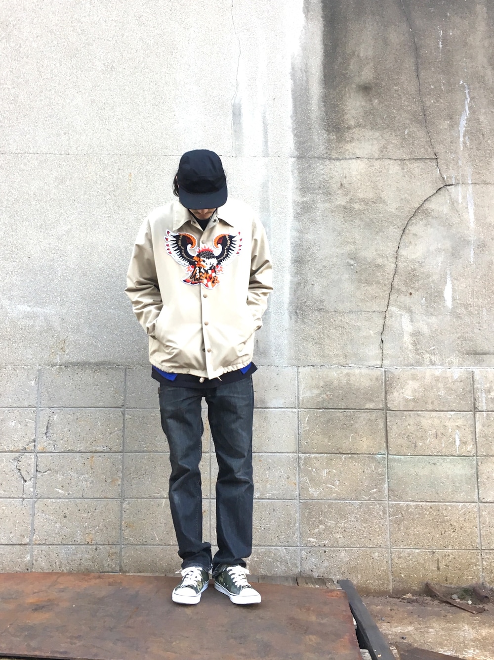 「冬コーデ、コーチジャケット、ストリート、streetstyle、デニム、denim、カモフラ、スニーカー、ガチャベルト、ラフ」｜「THE QUIET LIFEのTHE QUIET LIFE（キャップ、ブラック系）」を使った、kaz(dubbing)さん（メンズ・180cm）の冬コーディネートの1枚目の写真