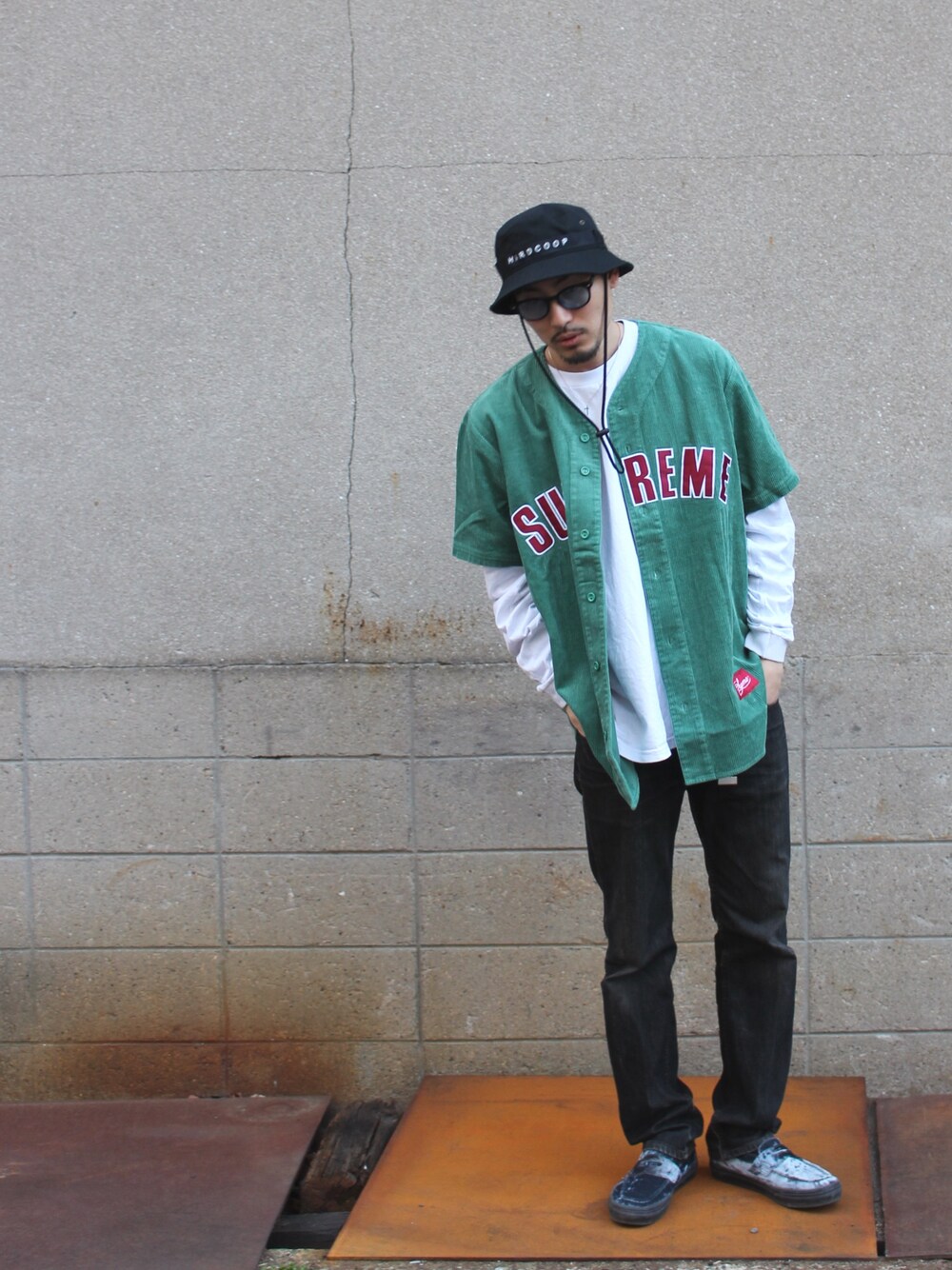 「ドラフトLS、春コーデ、supreme、シュプリーム、baseball jacket、streetstyle、レイヤードスタイル、バケットハット、ストリート、Levi's」｜「Handmadeのstrap camp hat（ハット、その他）」を使った、kaz(dubbing)さん（メンズ・180cm）の春コーディネートの1枚目の写真