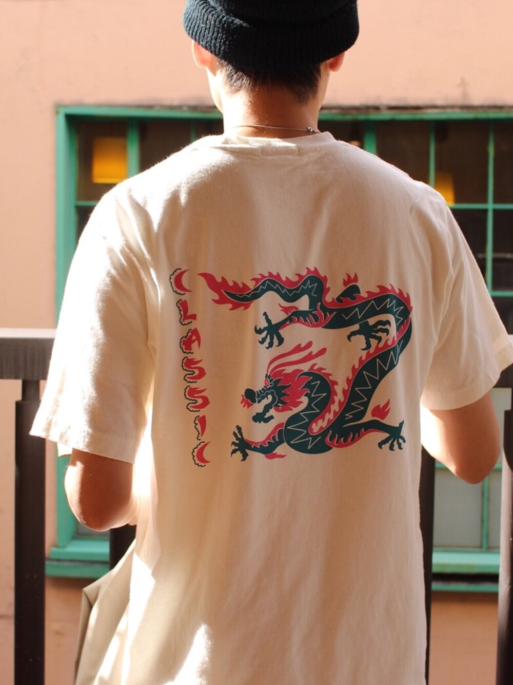 「白Tシャツ、柄シャツ、スニーカー、ストリート、夏コーデ、プリントT、バックスタイル、シンプルコーデ」｜「HandmadeのClassic Dragon pocket-Tee（Tシャツ/カットソー、その他）」を使った、kaz(dubbing)さん（メンズ・180cm）の春コーディネートの1枚目の写真