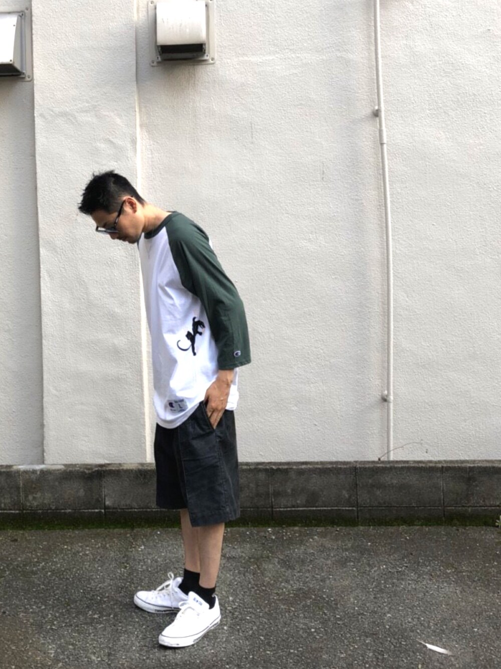 「夏、ゆるコーデ、休日スタイル、スニーカー、ビックシルエット、ショートパンツ、ラグランTシャツ、コンバース、streetstyle、ストリート」｜「Softmachineのアイテム（サングラス、ブラック系）」を使った、kaz(dubbing)さん（メンズ・180cm）の夏コーディネートの1枚目の写真